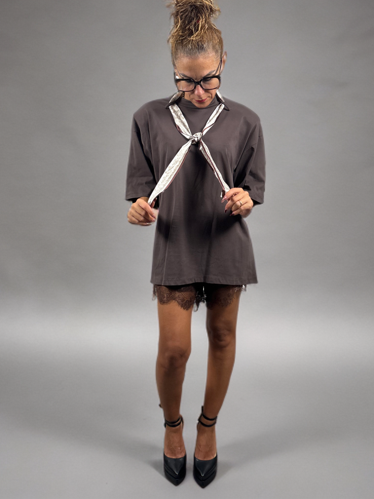 T-shirt chic con inserto foulard e spalline imbottite