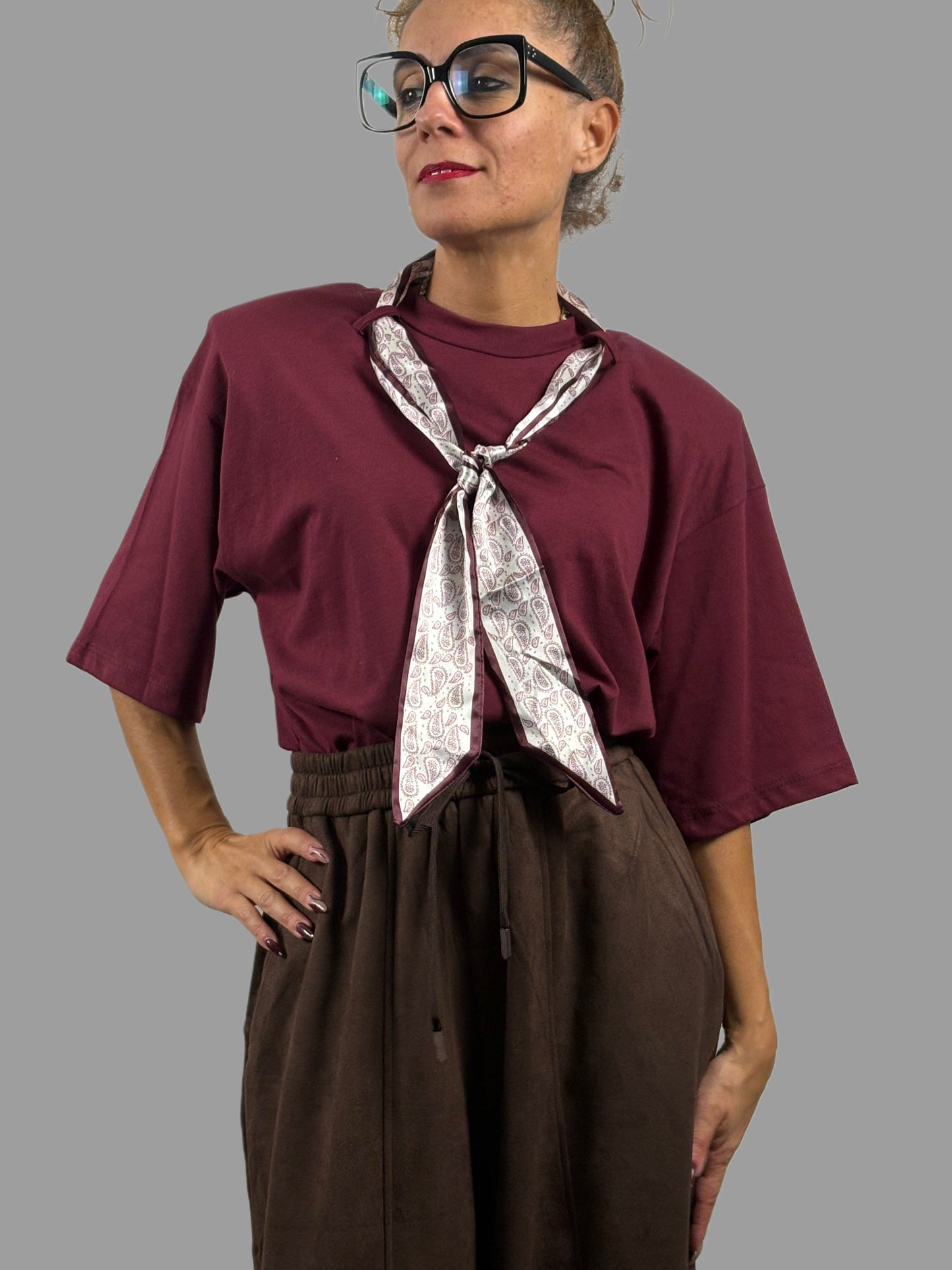 T-shirt chic con inserto foulard e spalline imbottite