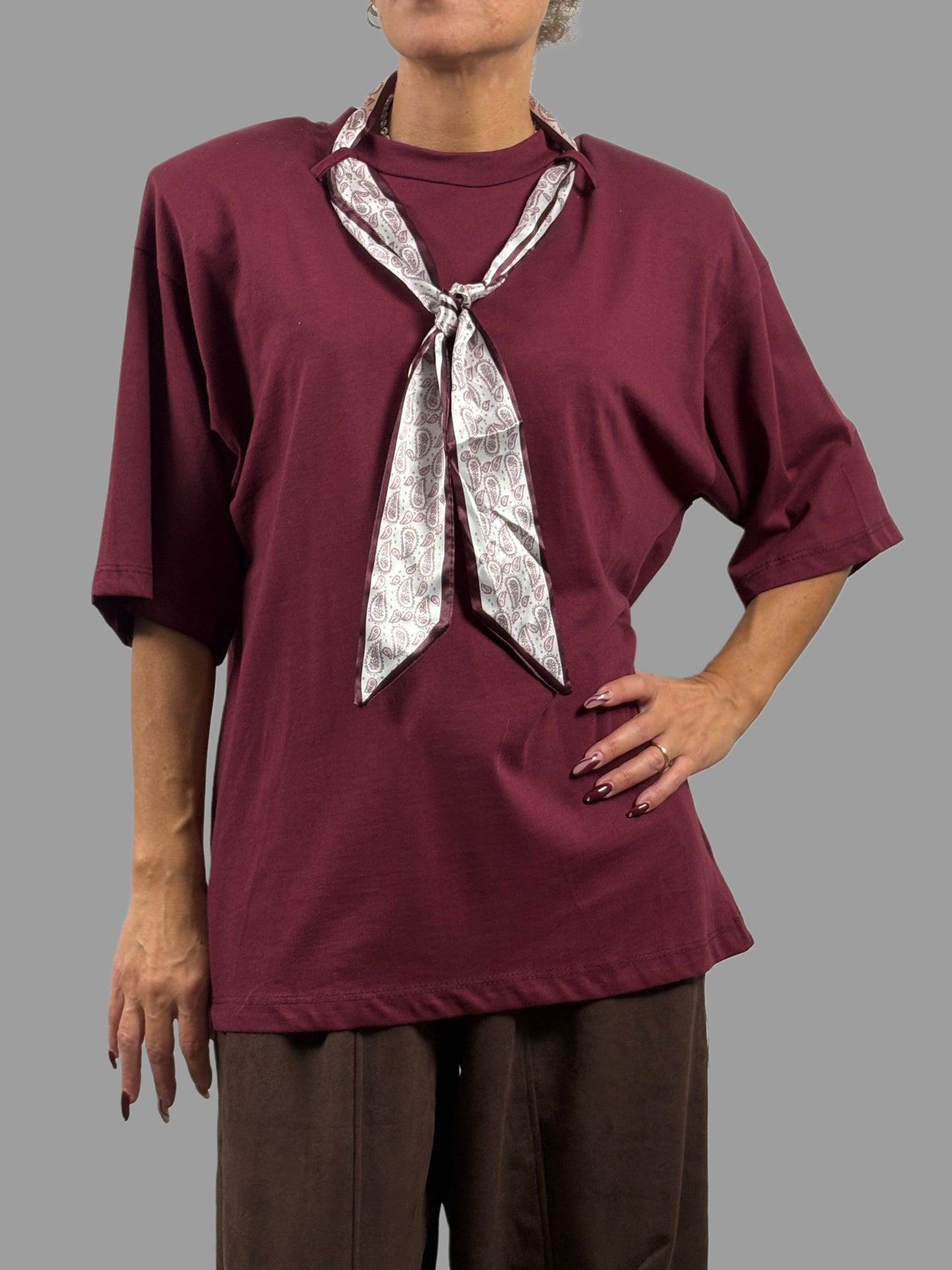 T-shirt chic con inserto foulard e spalline imbottite