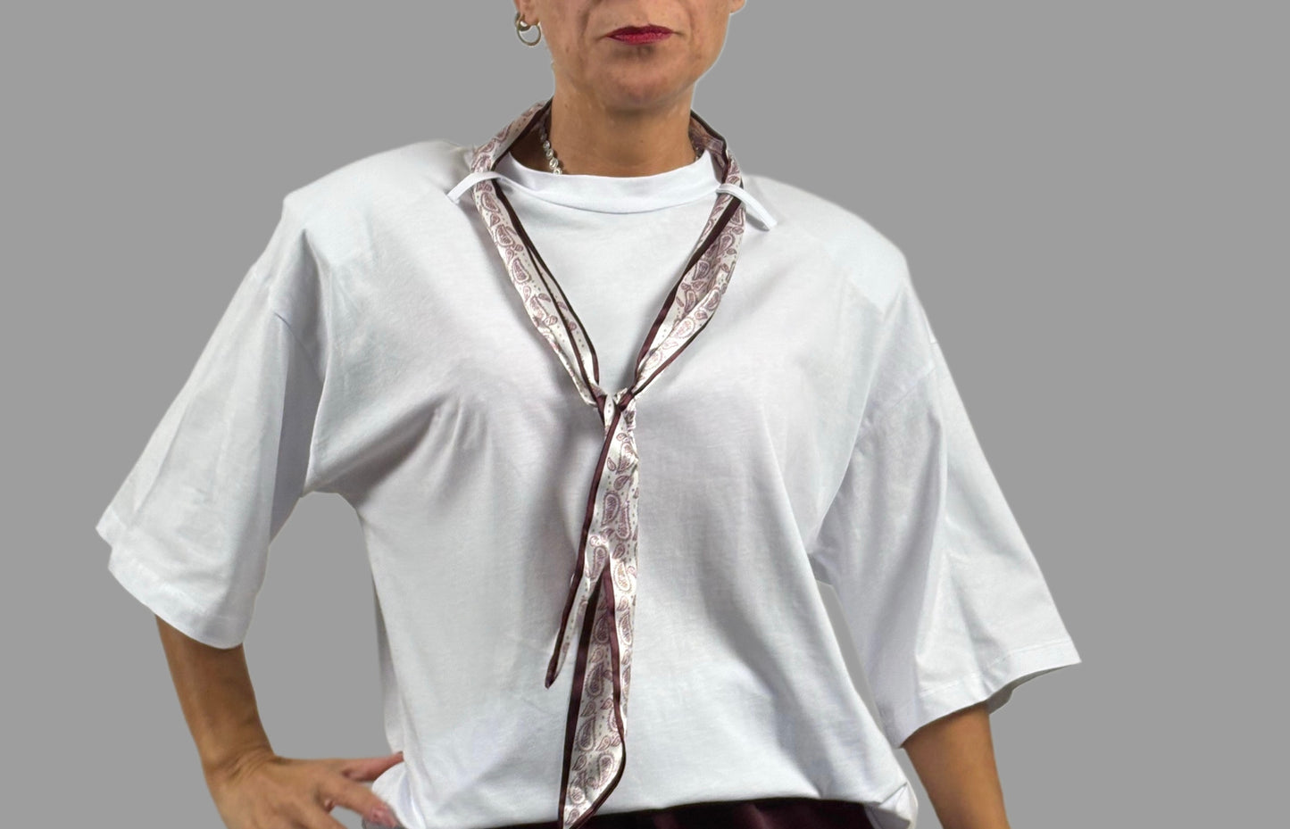 T-shirt chic con inserto foulard e spalline imbottite
