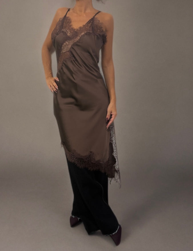 Abito asimmetrico in satin con pizzo cioccolato