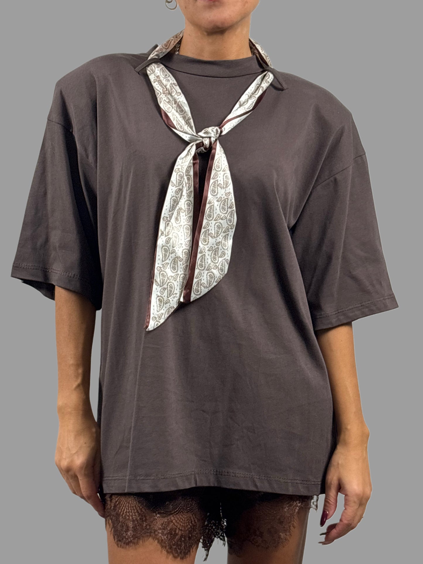T-shirt chic con inserto foulard e spalline imbottite