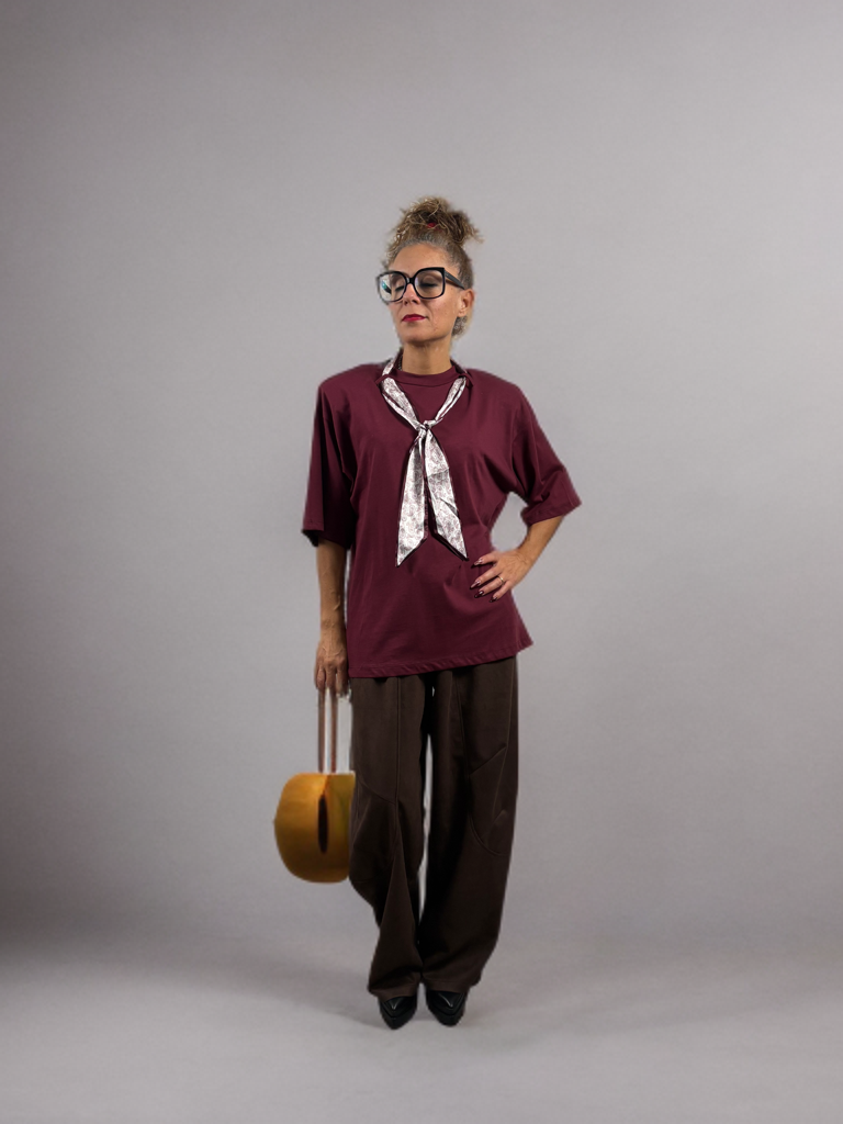 T-shirt chic con inserto foulard e spalline imbottite