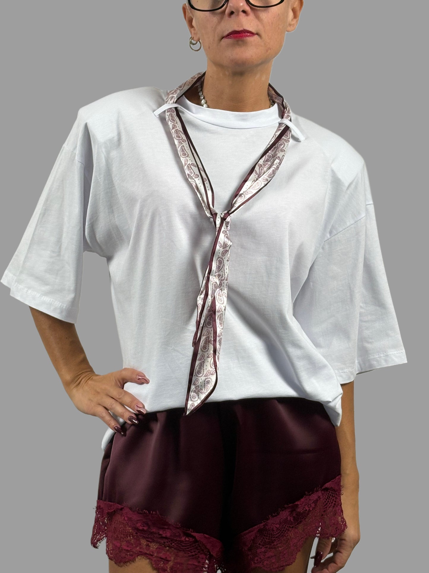 T-shirt chic con inserto foulard e spalline imbottite