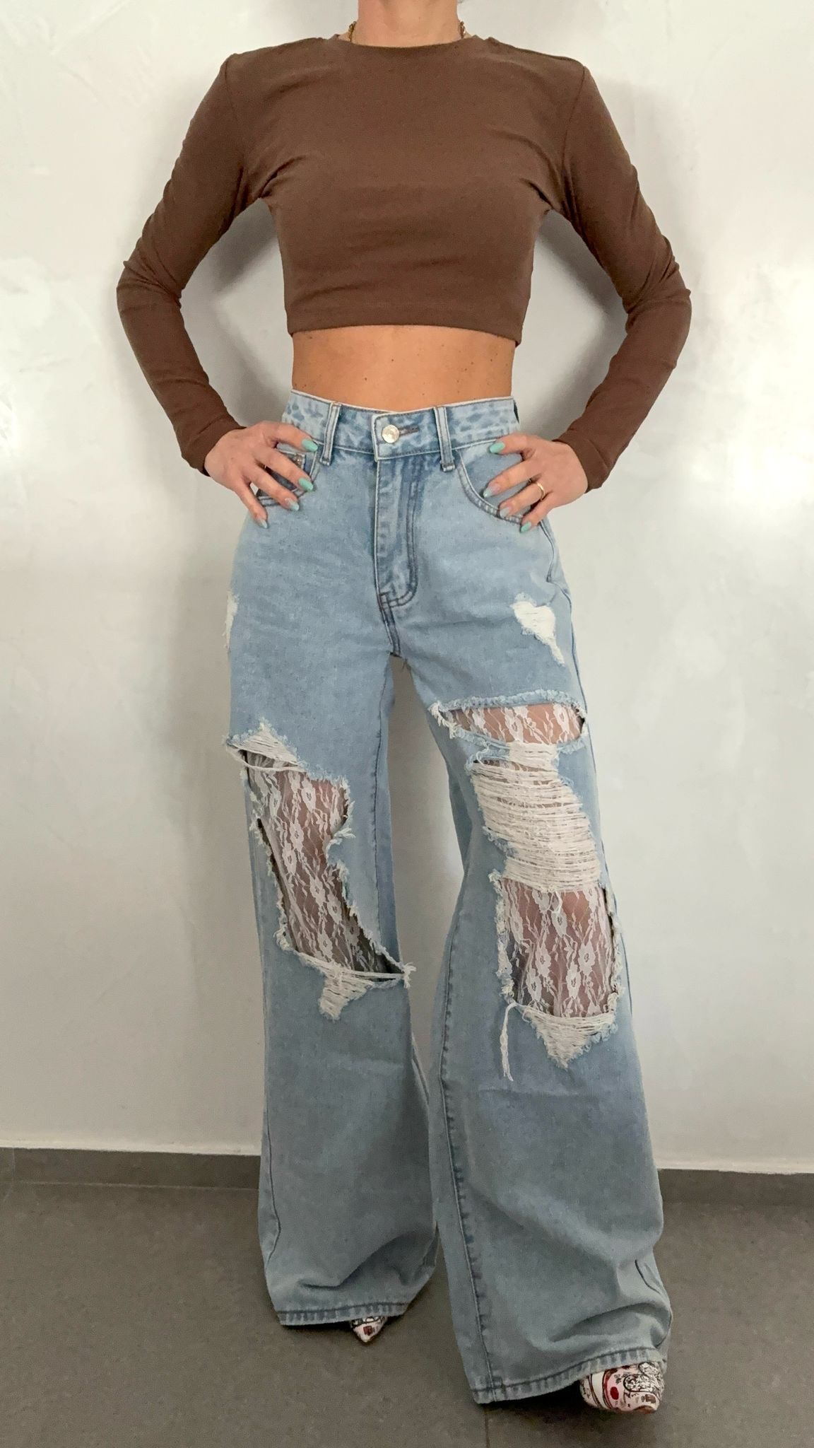 Jeans con strappi e Pizzo Floreale - Stile Unico ModaFilo.com modafilo