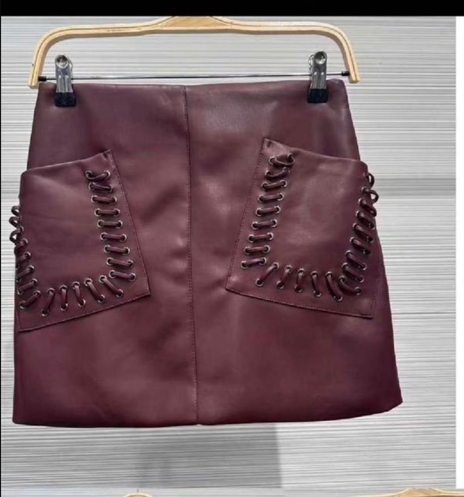 Minigonna effetto pelle con tasche intrecciate bordeaux