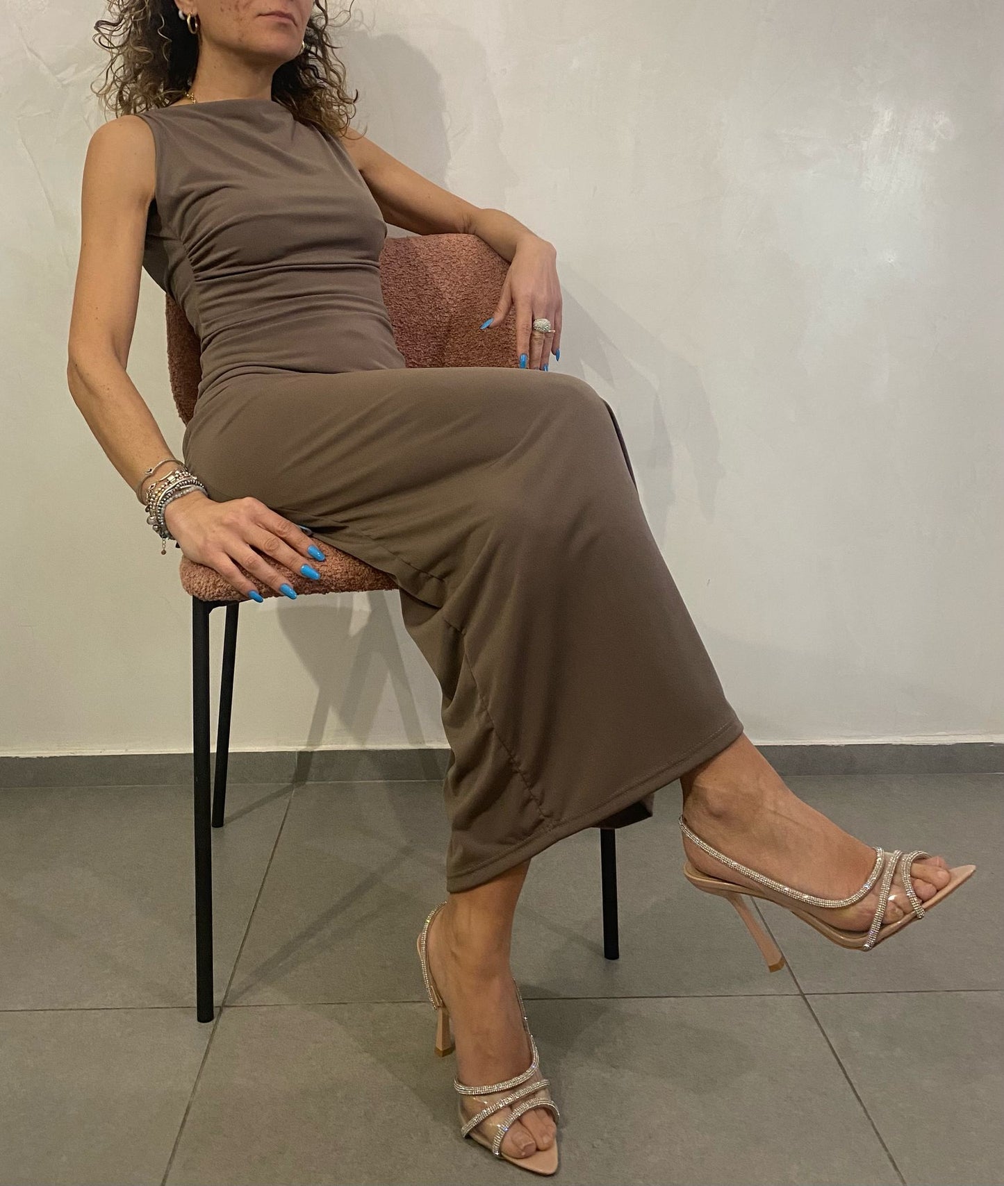 Abito lungo marrone con scollo drappeggiato e spacco laterale ModaFilo.com modafilo