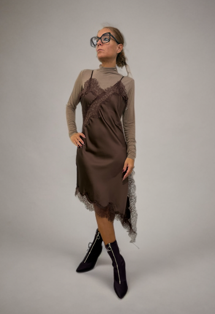 Abito asimmetrico in satin con pizzo cioccolato