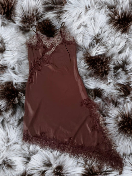 Abito asimmetrico in satin con pizzo cioccolato