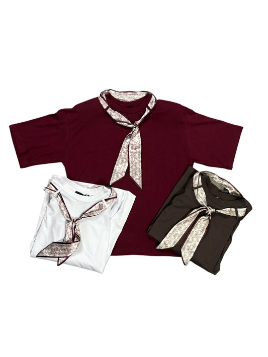 T-shirt chic con inserto foulard e spalline imbottite