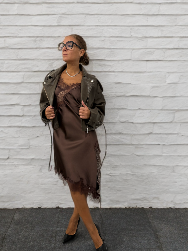 Abito asimmetrico in satin con pizzo cioccolato
