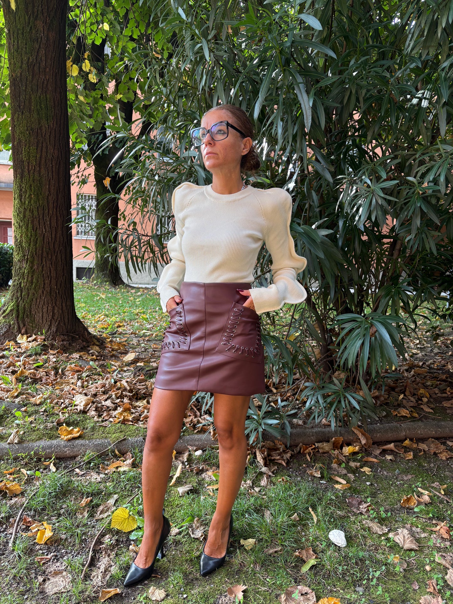 Minigonna effetto pelle con tasche intrecciate bordeaux