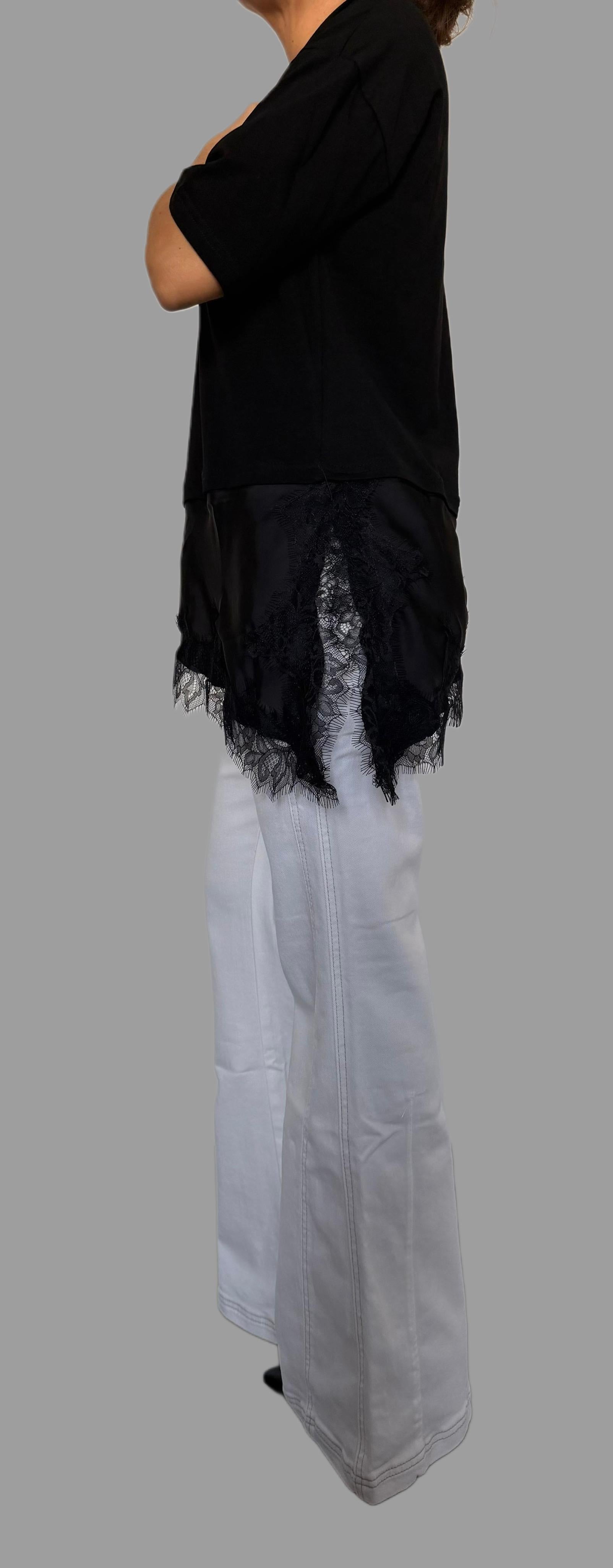 T-shirt con inserto asimmetrico in pizzo - Disponibile in 2 colori ModaFilo.com modafilo