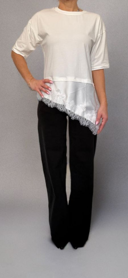 T-shirt con inserto asimmetrico in pizzo - Disponibile in 2 colori ModaFilo.com modafilo