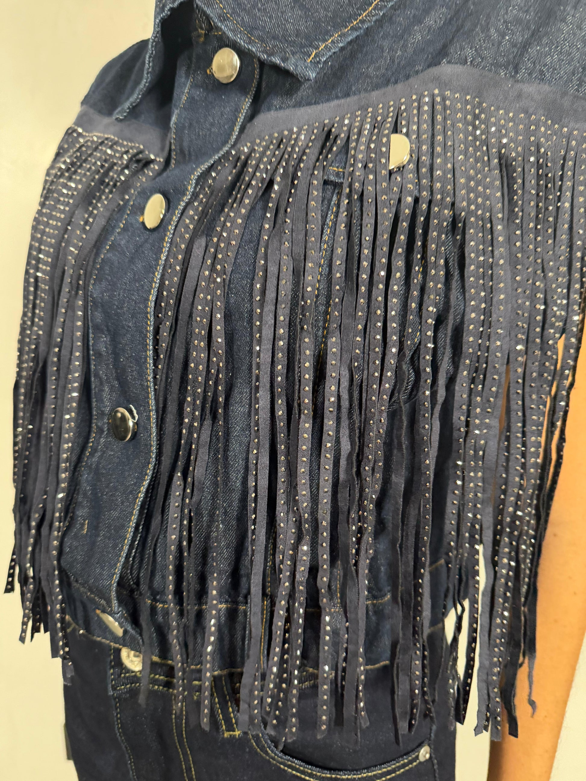 Gilet in denim scuro con frange strass ModaFilo.com modafilo