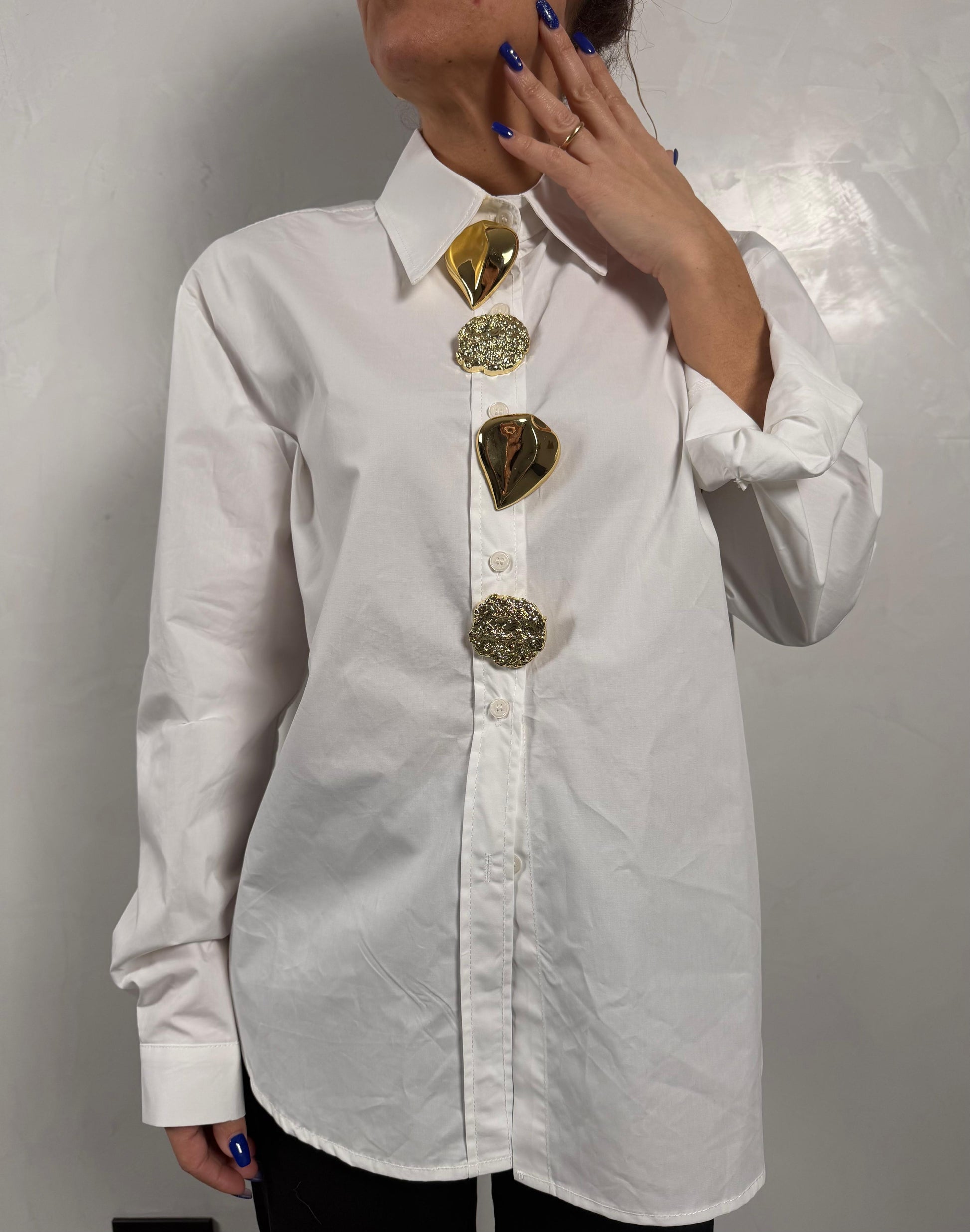 Camicia con spille dorate gioiello ModaFilo.com modafilo