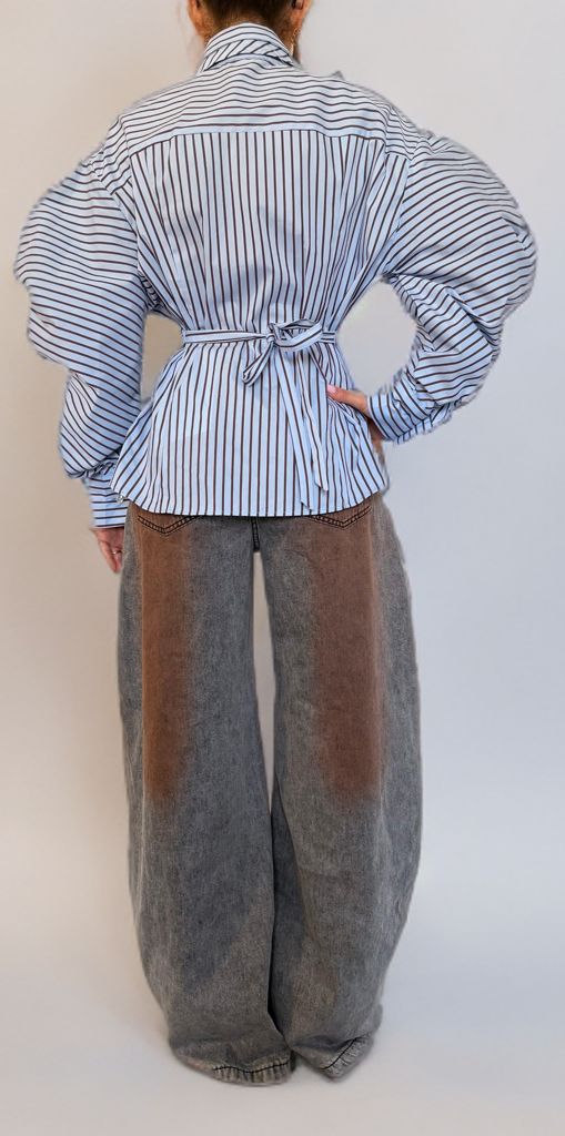 Camicia gessata con maniche a sbuffo e cravatta ModaFilo.com modafilo