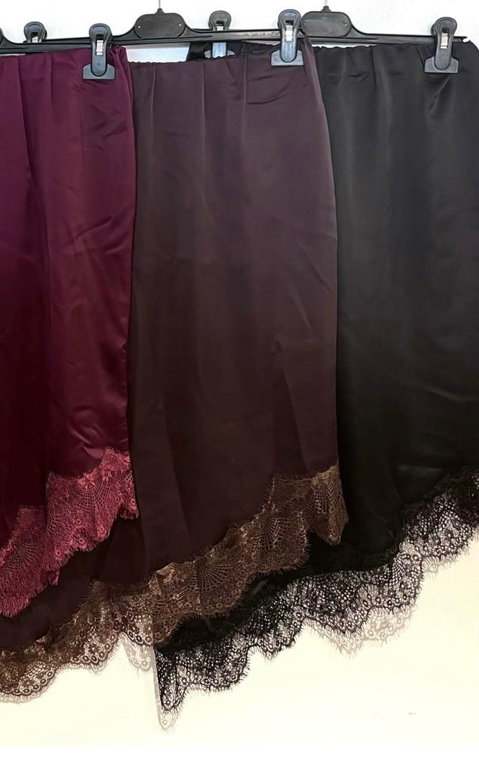 Gonna asimmetrica in satin e pizzo - Disponibili in 3 colori ModaFilo.com modafilo