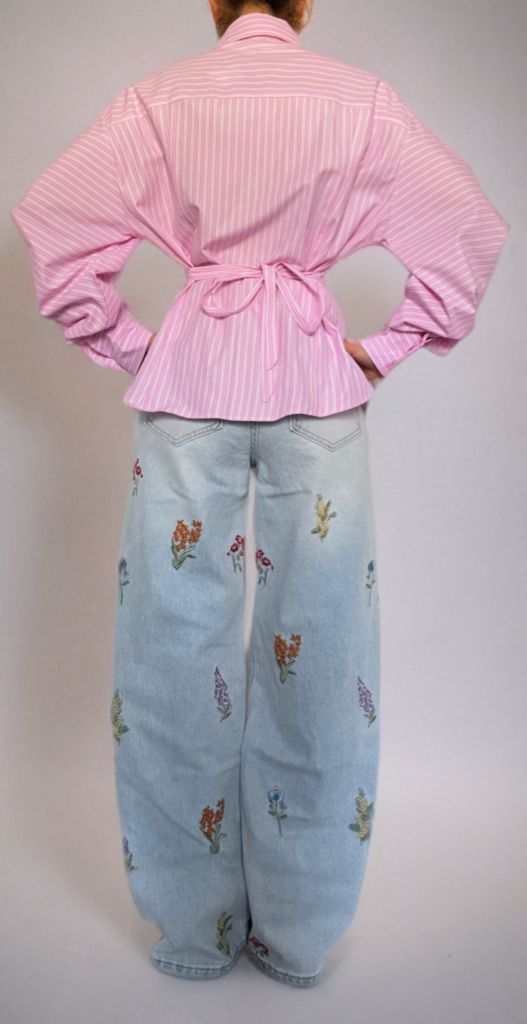 Camicia gessata con maniche a sbuffo e cravatta ModaFilo.com modafilo