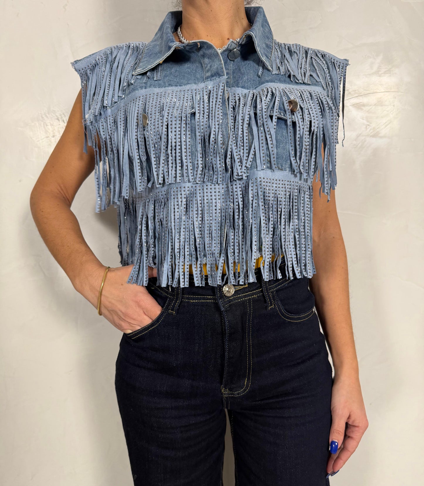 Gilet in denim chiaro con frange strass ModaFilo.com modafilo