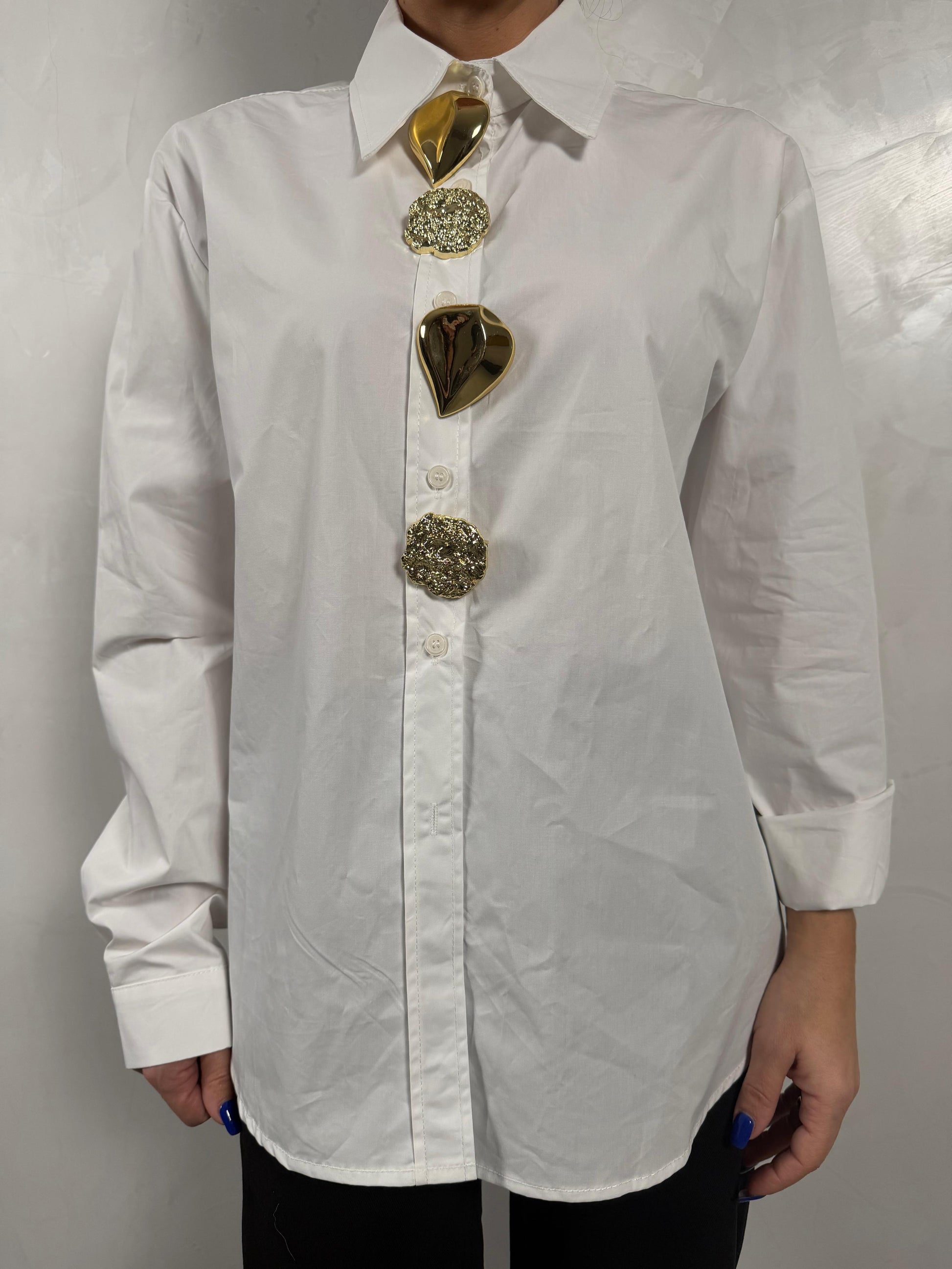 Camicia oversize con spille dorate ModaFilo.com modafilo