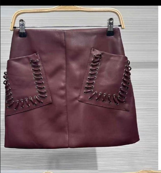 Minigonna effetto pelle con tasche intrecciate bordeaux