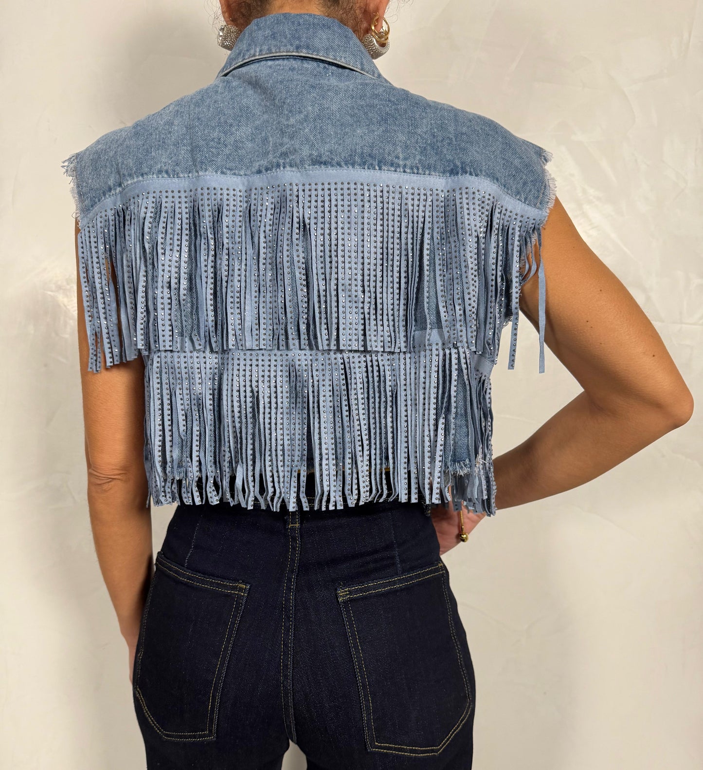 Gilet in denim chiaro con frange strass ModaFilo.com modafilo