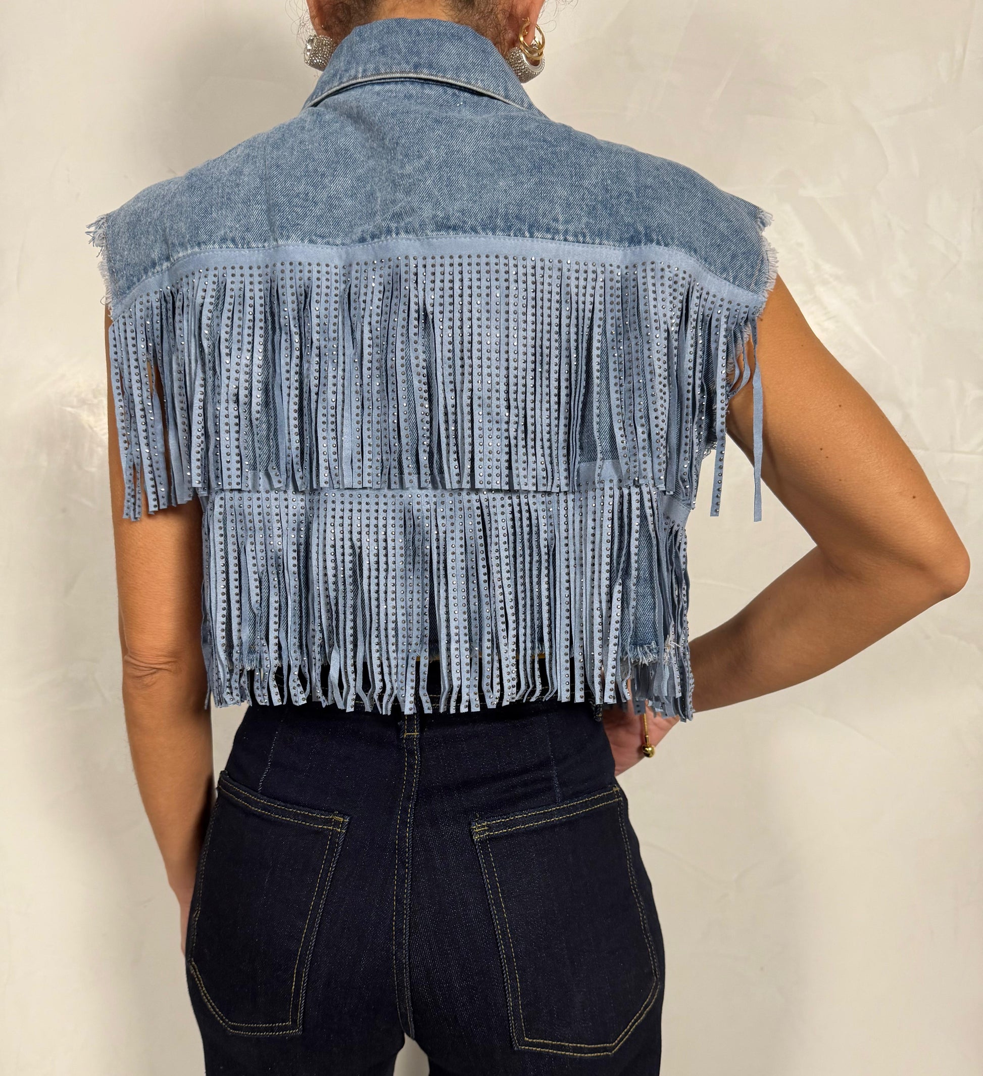 Gilet in denim chiaro con frange strass ModaFilo.com modafilo