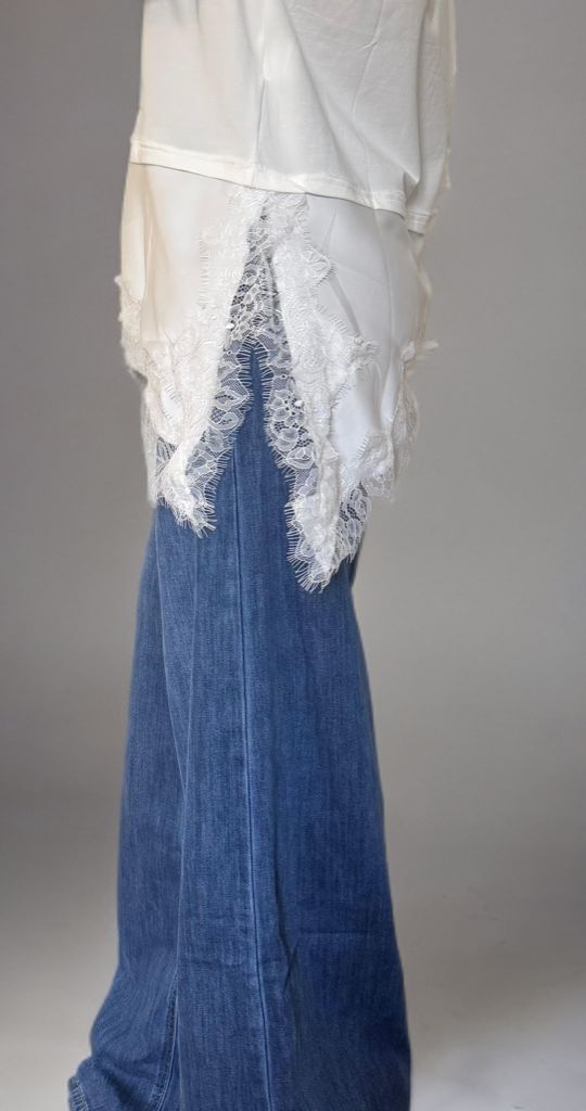 T-shirt con inserto asimmetrico in pizzo - Disponibile in 2 colori ModaFilo.com modafilo