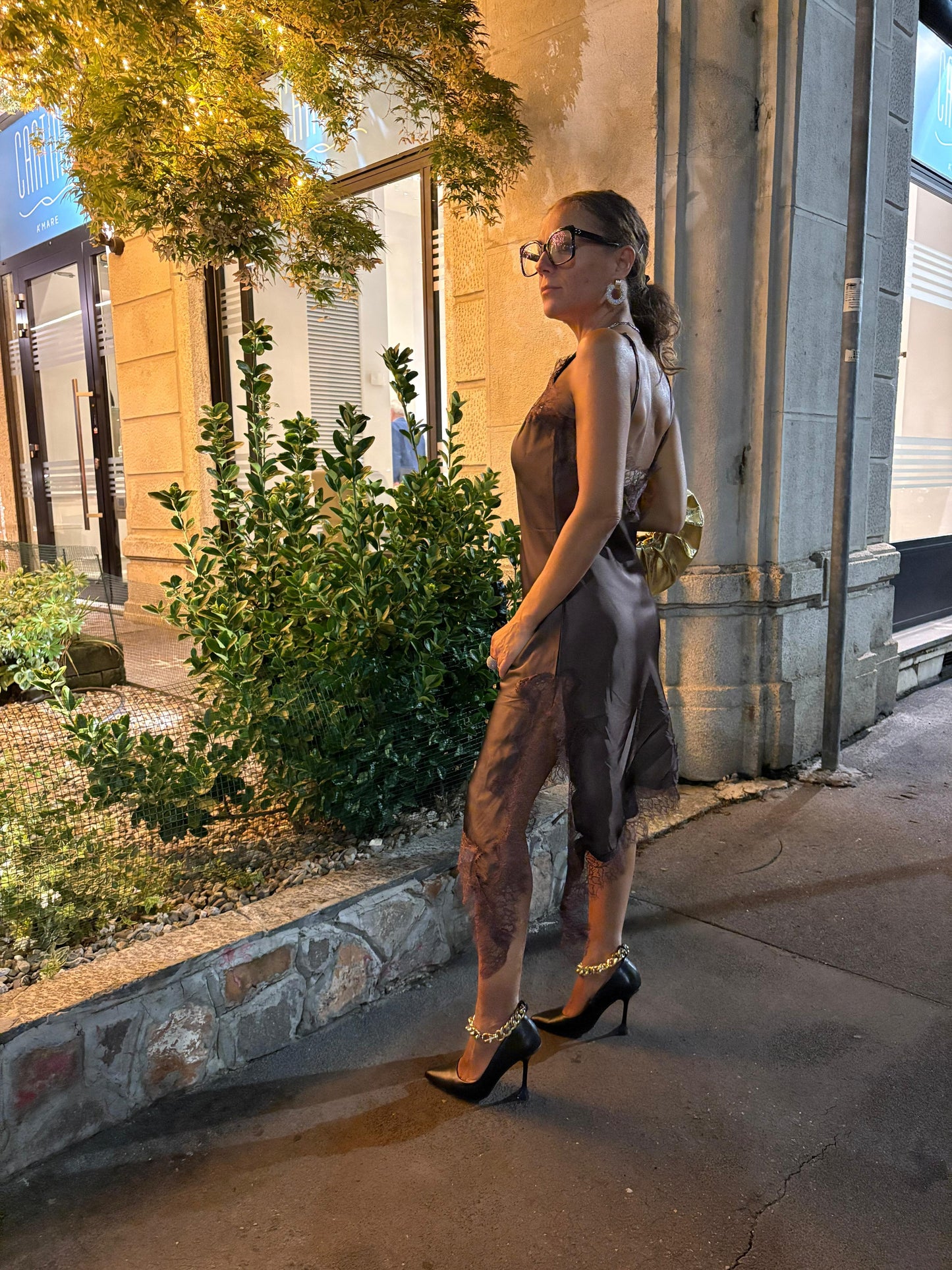 Abito asimmetrico in satin con pizzo cioccolato