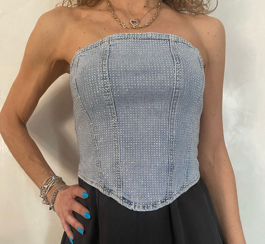 Top in denim chiaro con strass e zip sul retro