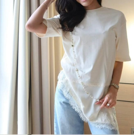 T-shirt con inserto asimmetrico in pizzo - Disponibile in 2 colori ModaFilo.com modafilo