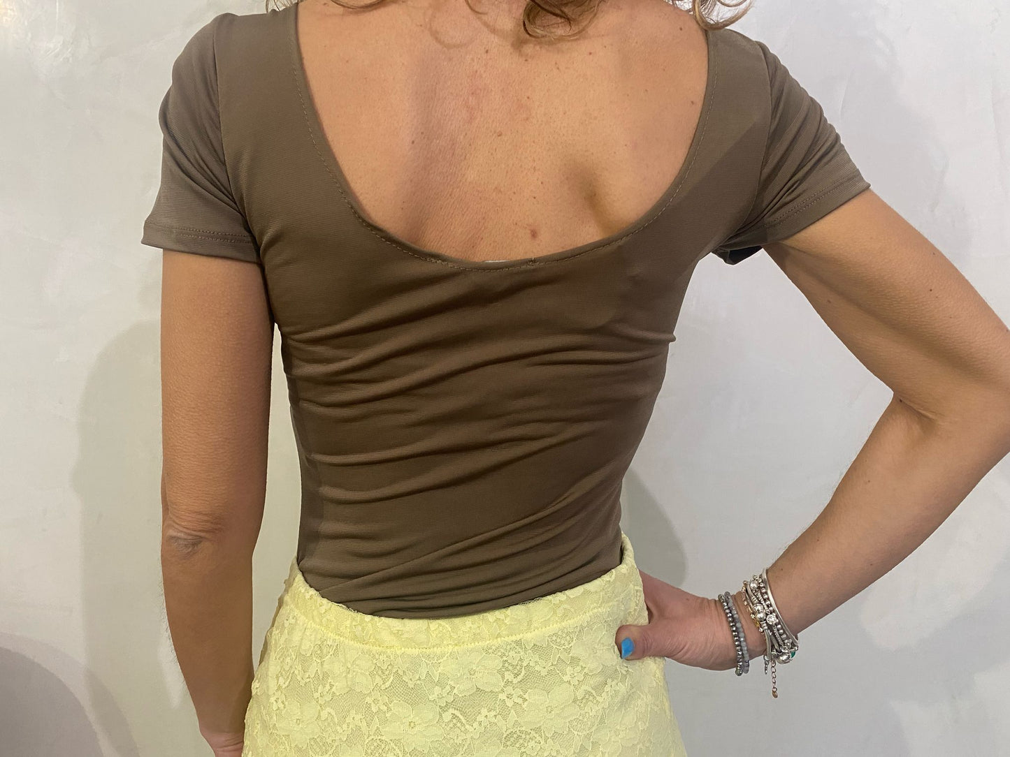 Body marrone con maniche corte