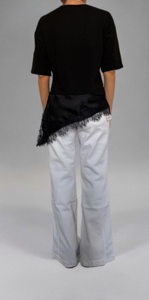 T-shirt con inserto asimmetrico in pizzo - Disponibile in 2 colori ModaFilo.com modafilo