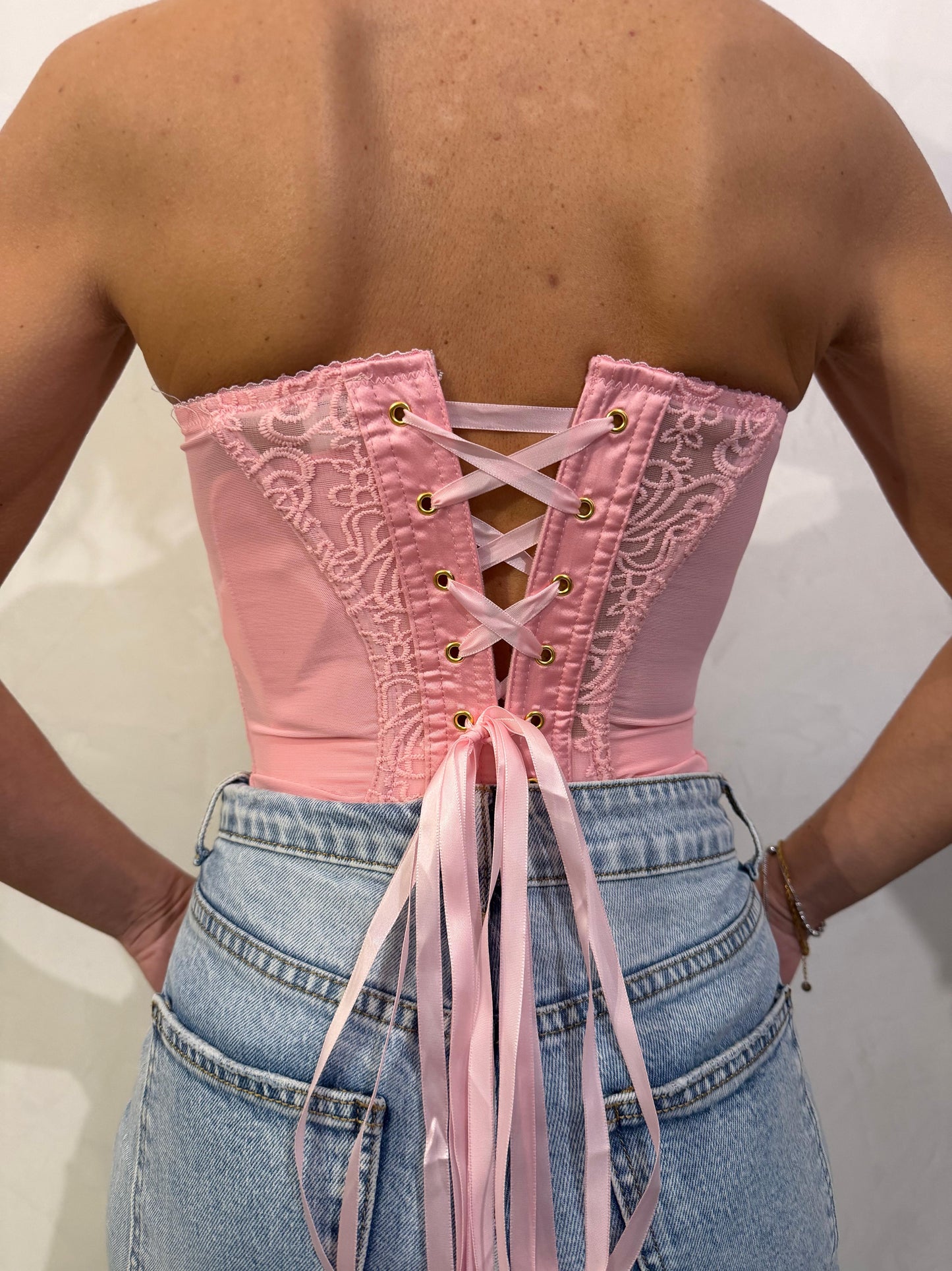 Corsetto in pizzo con ricami