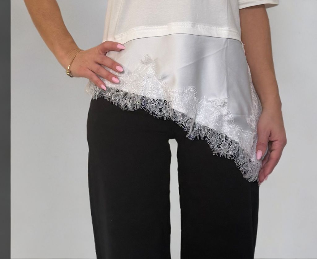 T-shirt con inserto asimmetrico in pizzo - Disponibile in 2 colori ModaFilo.com modafilo