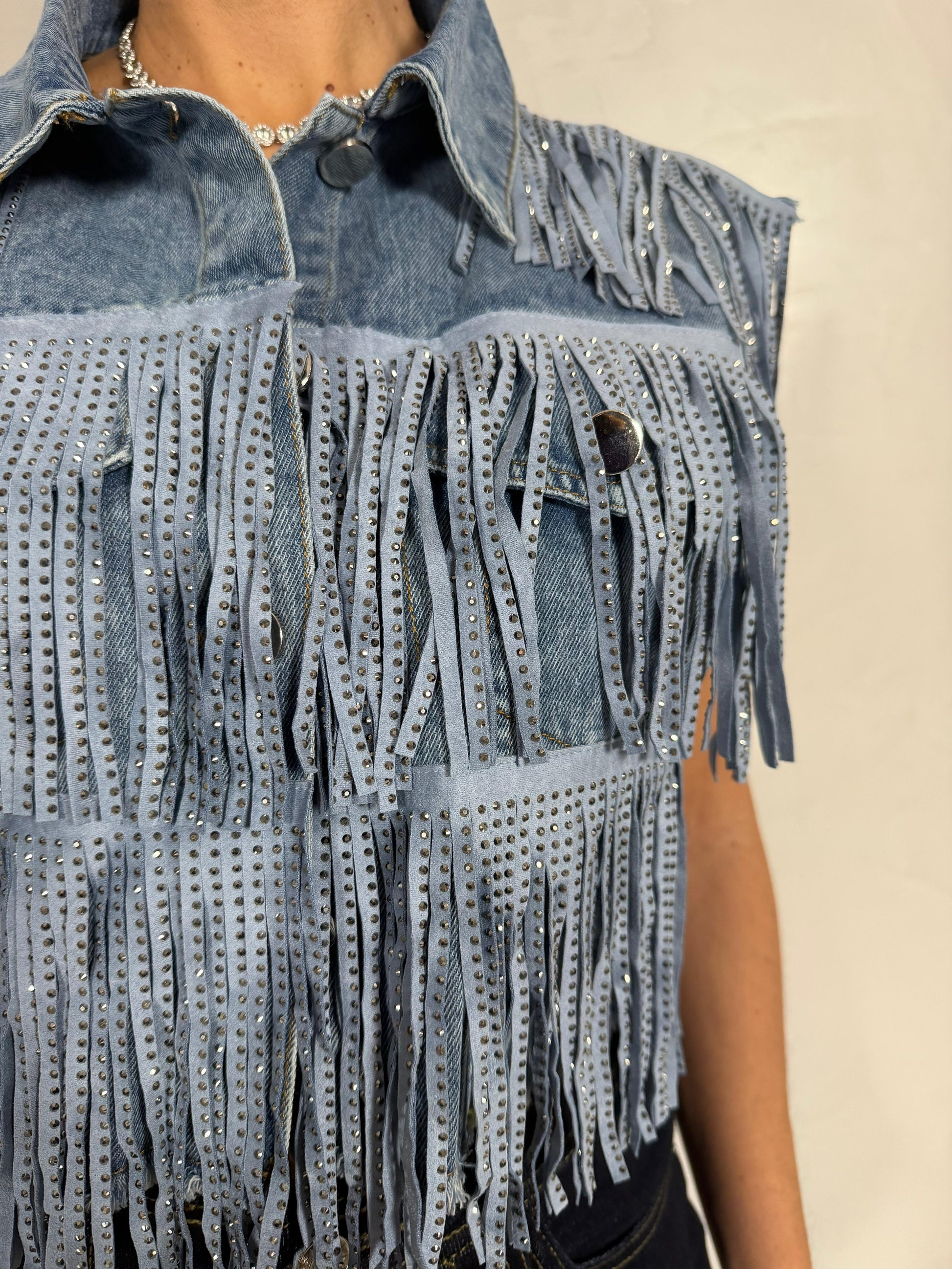 Gilet in denim chiaro con frange strass ModaFilo.com modafilo